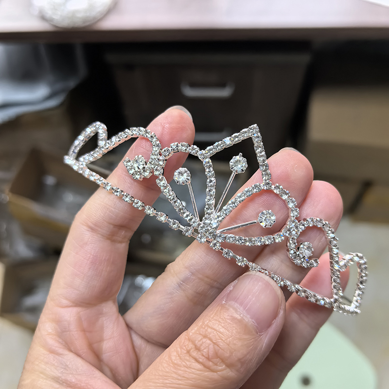 Silberfarbene Strass-Brautkron – Event Suppliers Bewertung und Preis